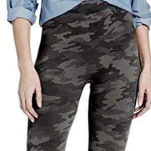 SPANX 'HIGH WAIST' CROPPED SEAMLESS LEGGINGS  / BLACK CAMO / SIZE SMALL